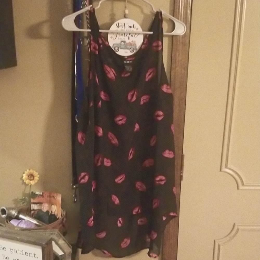 Torrid tank top~black w/pink lips and white polka dots💋 100% polyester
